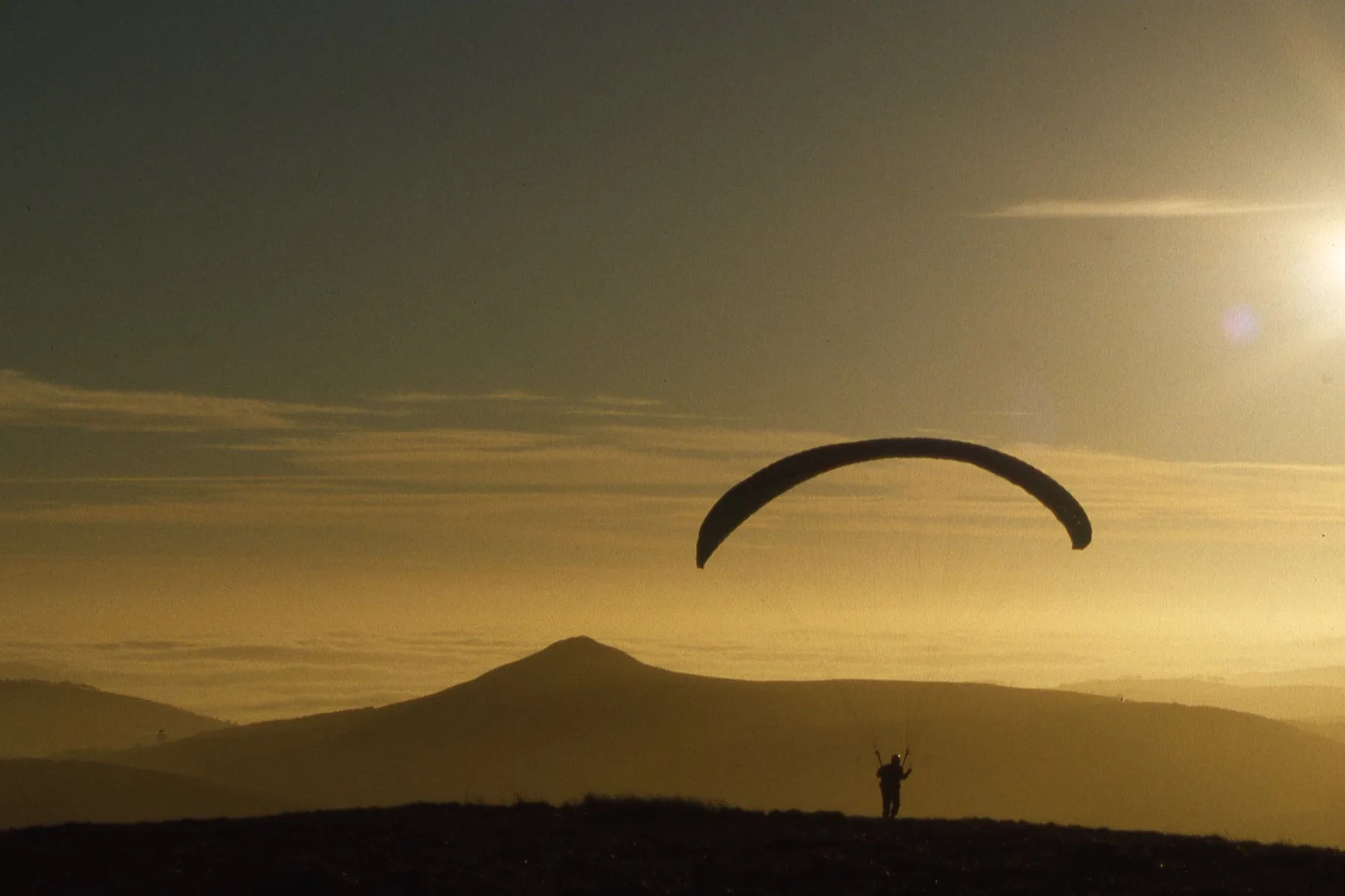 00-003 010100 On Shining Tor;- Hang glider & view towards Shutlingsloe.jpg