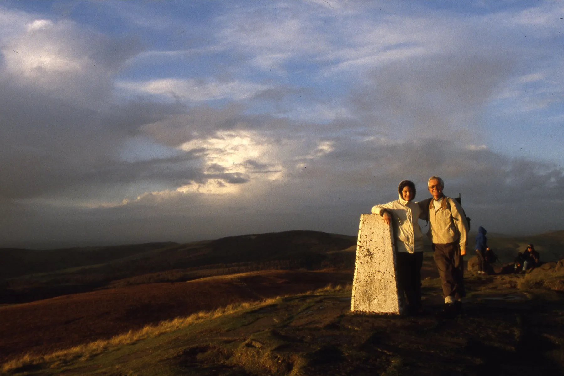 02-503 031102 Hannah & Colin on Shutlingsloe.jpg
