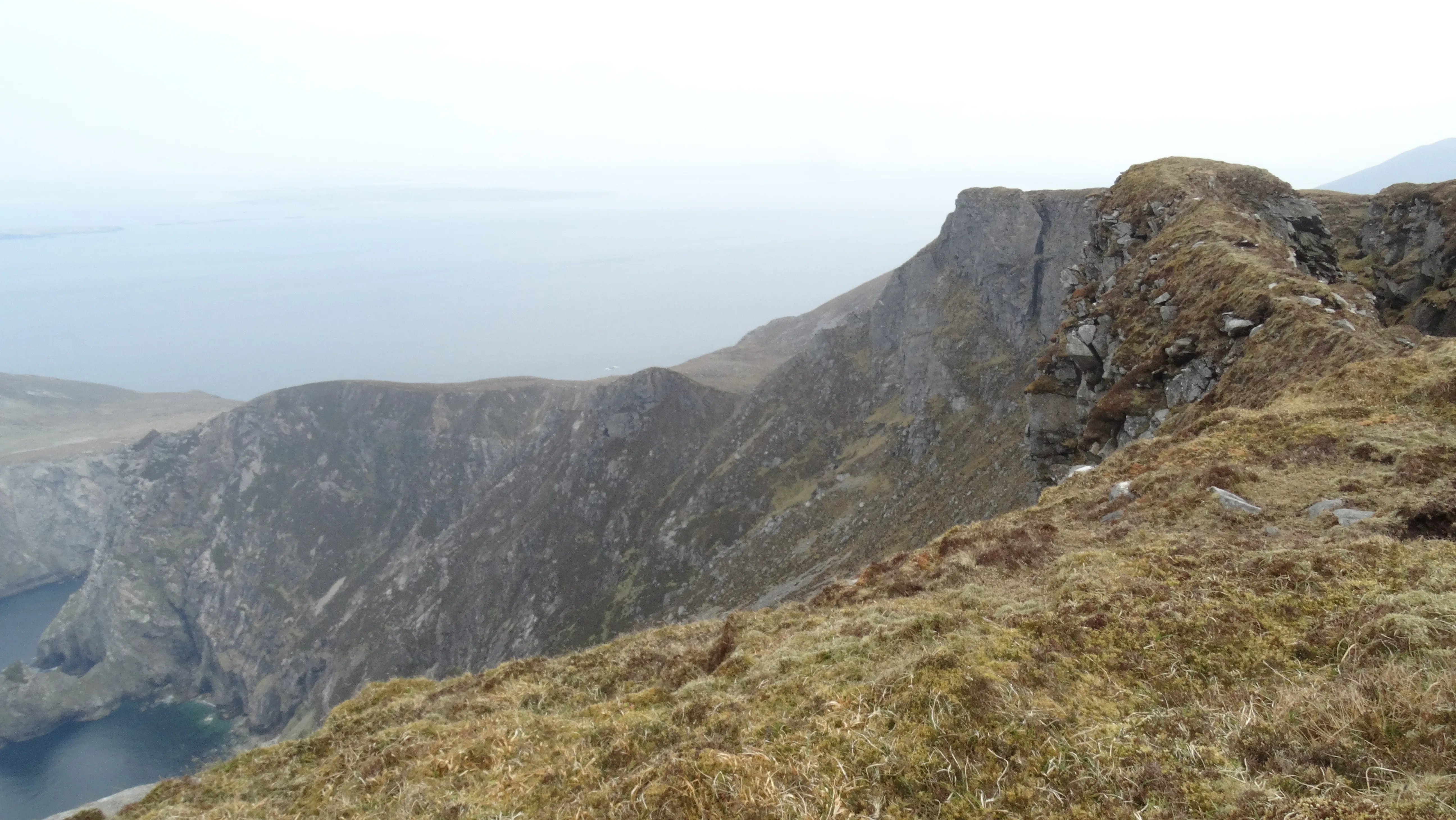 16-483 090516 Unstable cliff edge (by pt 574m), NE of Croaghaun