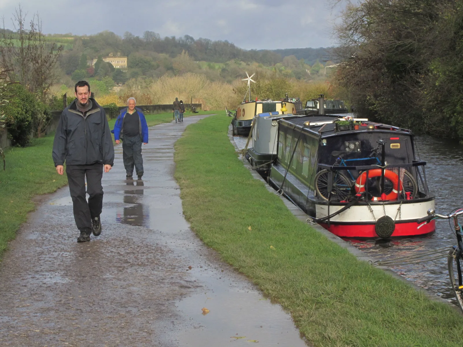 15-1496-171115-stewart-david-walking-along-towpath-of-the-kennet-avon-canal-at-bathwick-bath