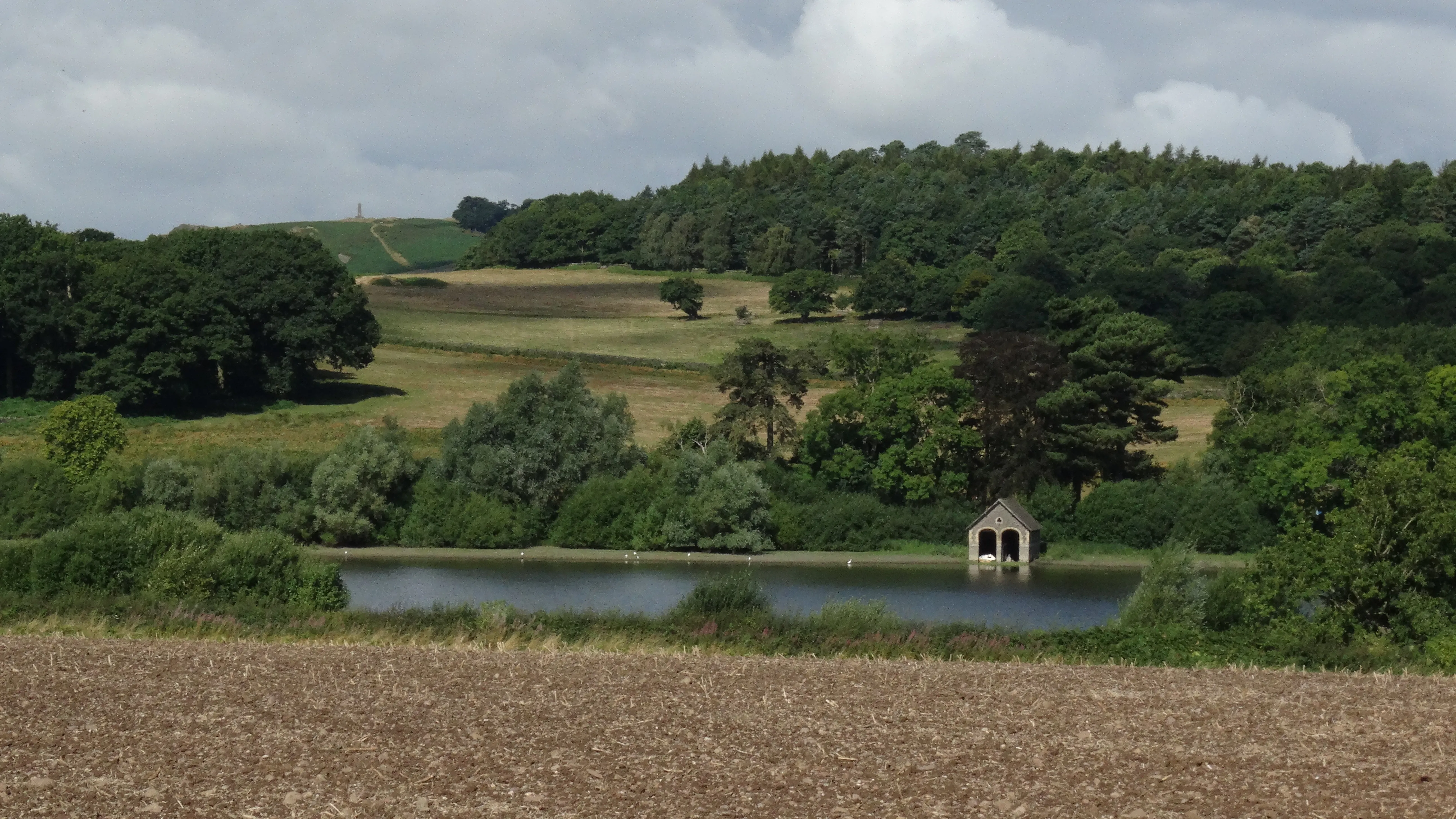 16-1449-210816-boathouse-on-cropston-reservoir-with-bradgate-country-park-beyond