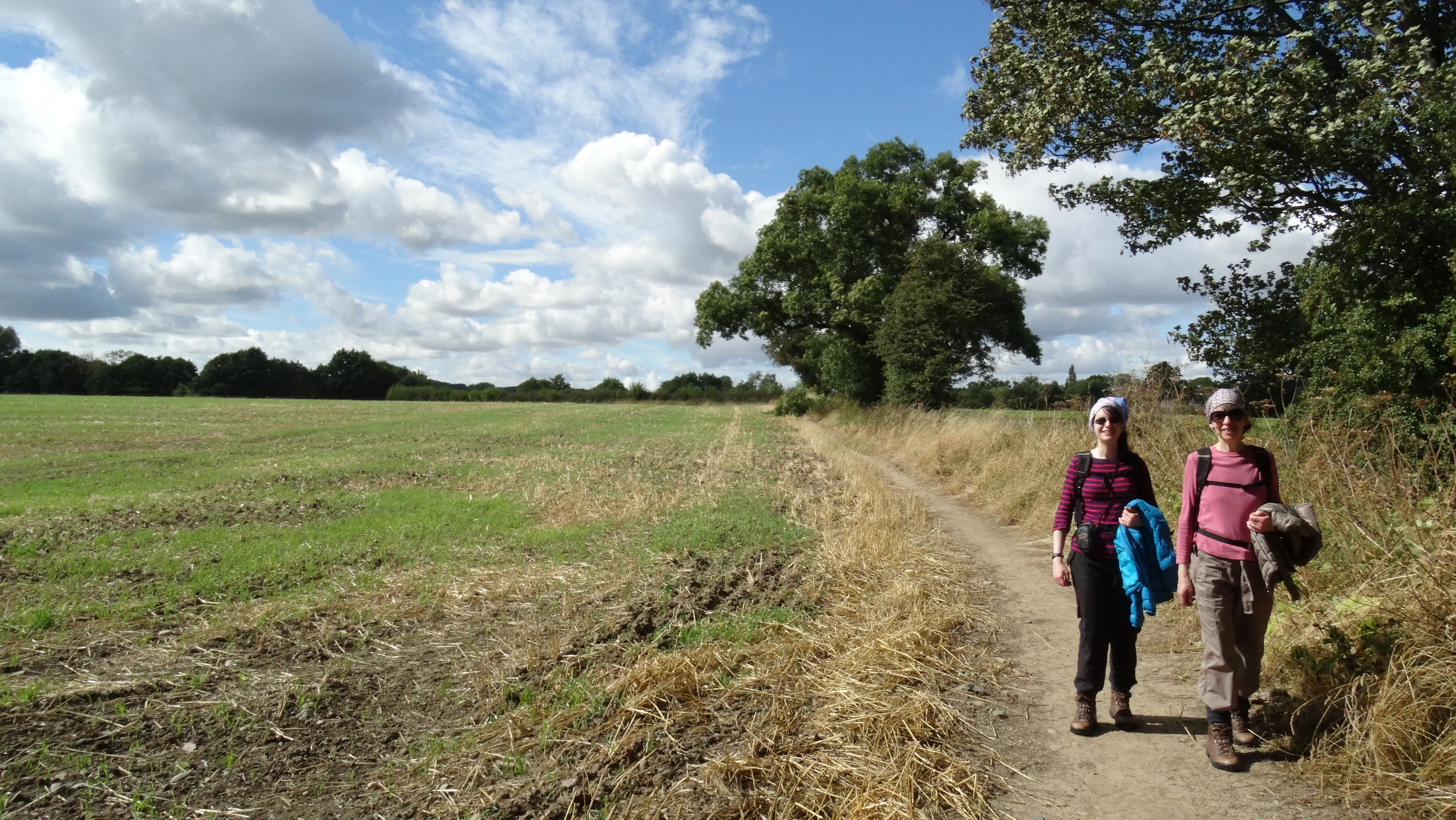 16-1475-210816-hannah-wendy-on-path-by-the-rough-se-of-swithland-leics