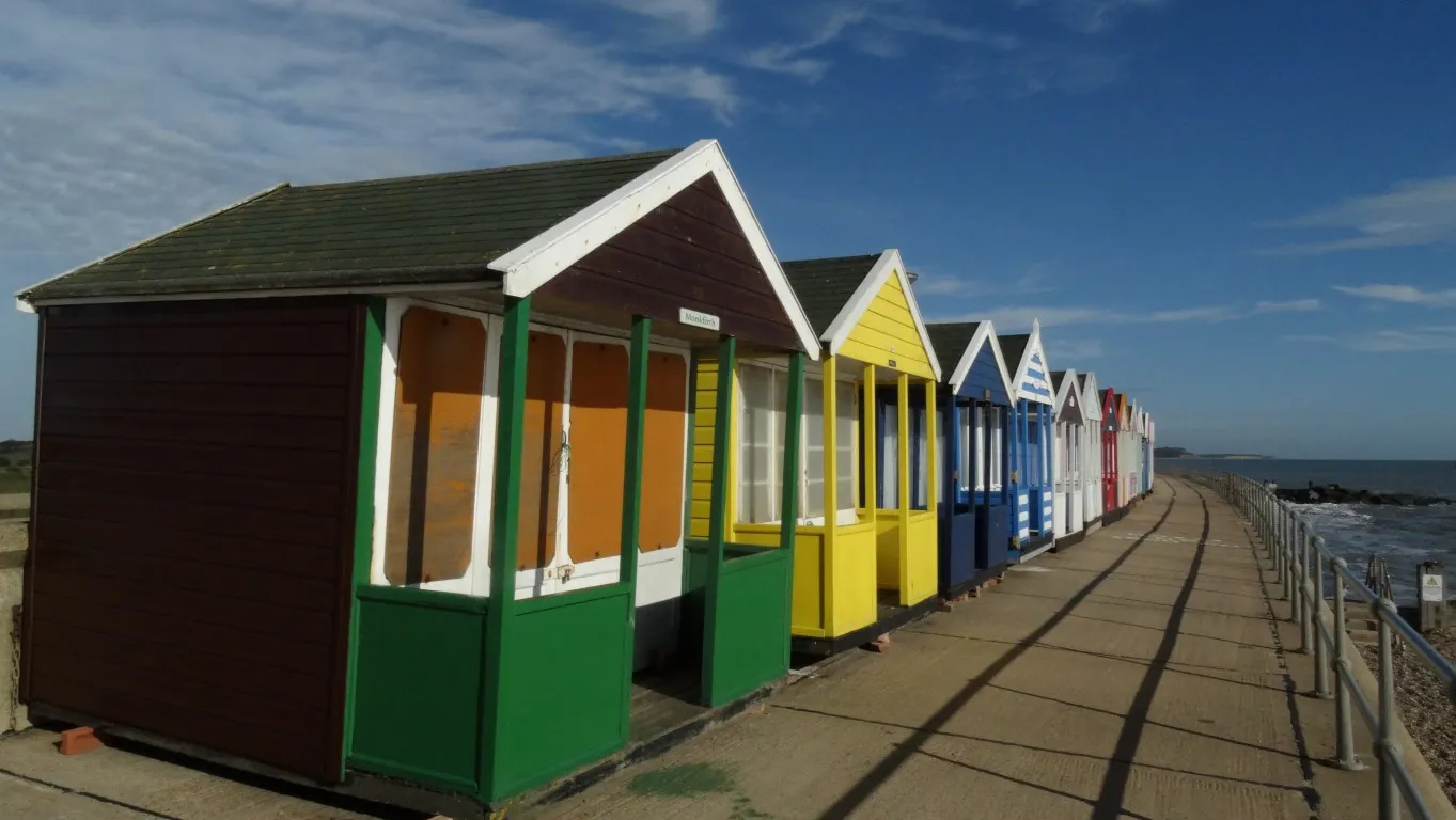 ecr-16-1723-280916-southwold-beach-huts-n-of-the-pier-medium