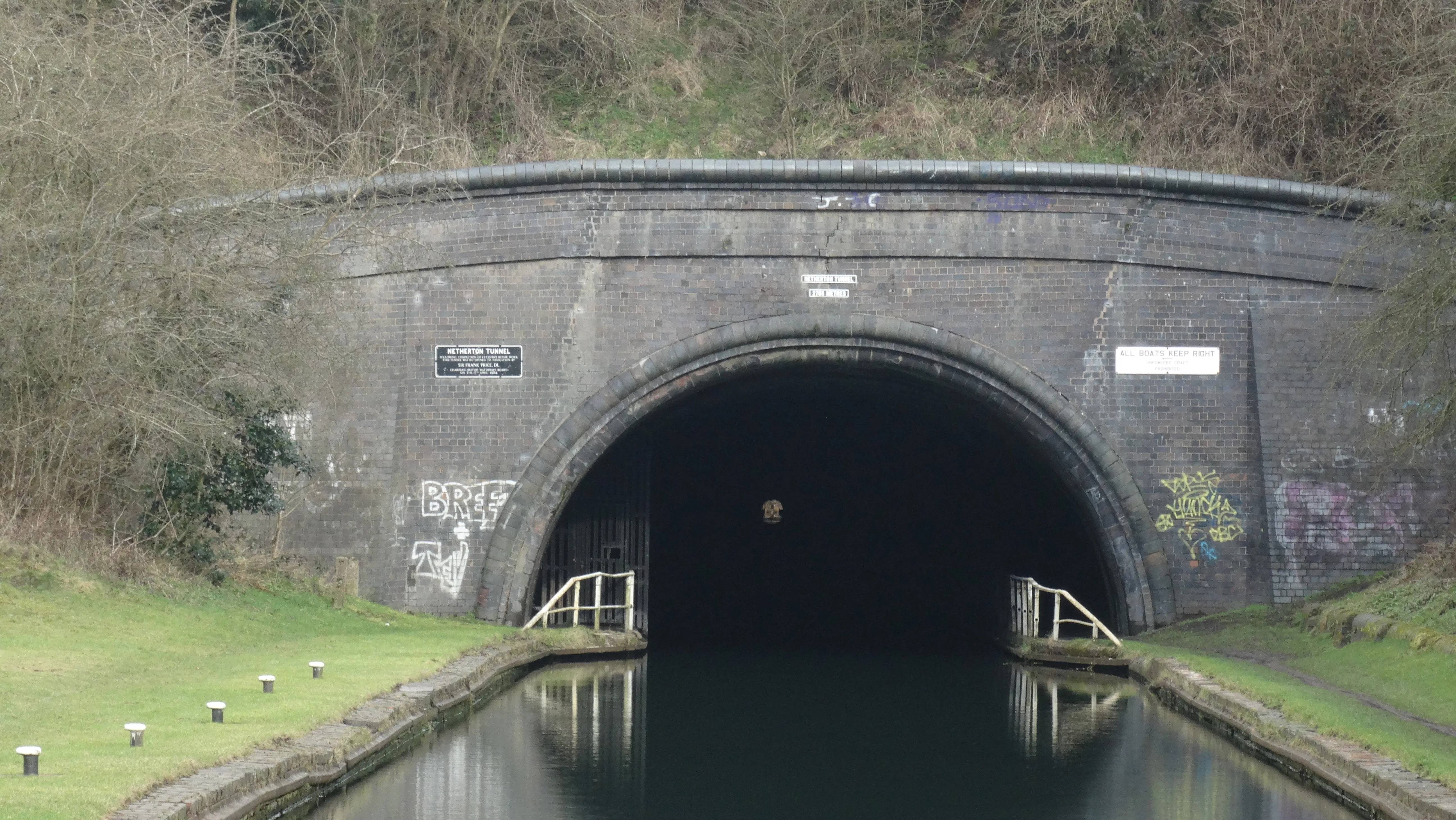 17-055-100217-netherton-canal-tunnel-near-dudley-sw-portal-close-up