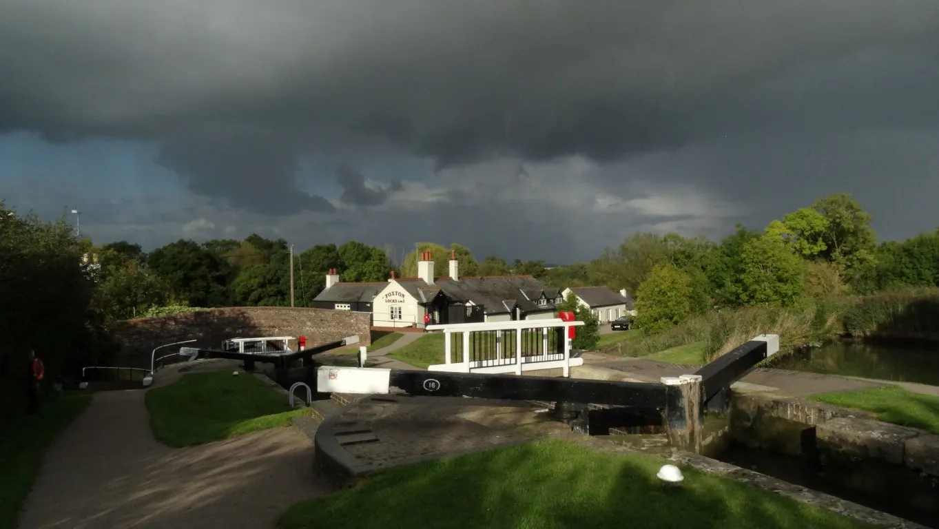 Rounding off the day with a short walk to visit Foxton Locks and taking shelter for awhile under a cnal bridge during a heavy shower.